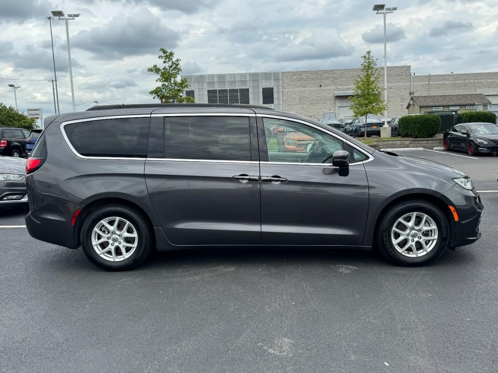 Chrysler Pacifica Vehicle Full-screen Gallery Image 02