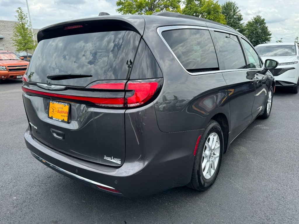 Chrysler Pacifica Vehicle Full-screen Gallery Image 03