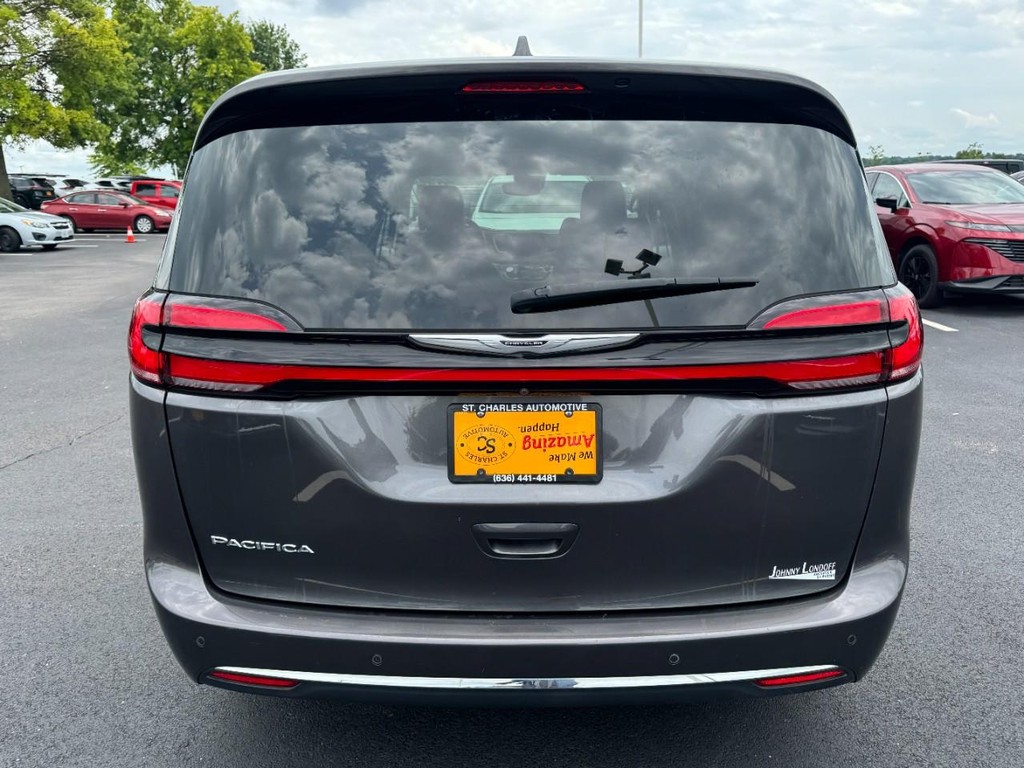 Chrysler Pacifica Vehicle Full-screen Gallery Image 04