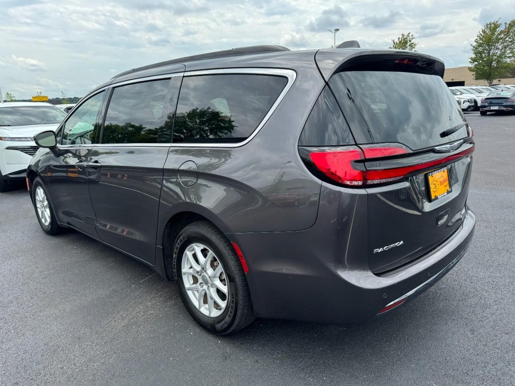 Chrysler Pacifica Vehicle Full-screen Gallery Image 05