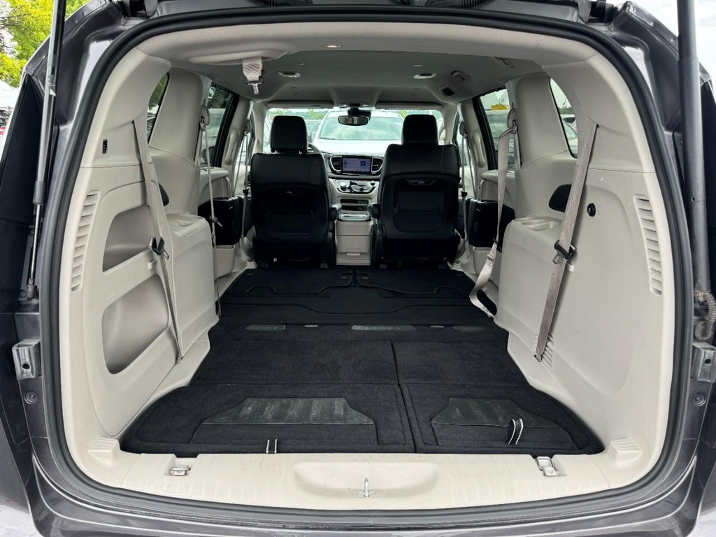 Chrysler Pacifica Vehicle Full-screen Gallery Image 06
