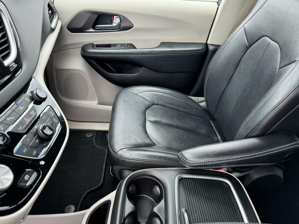 Chrysler Pacifica Vehicle Full-screen Gallery Image 10