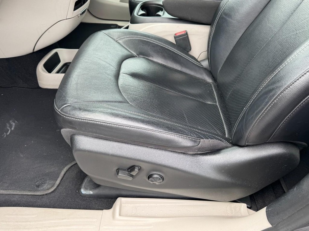 Chrysler Pacifica Vehicle Full-screen Gallery Image 11