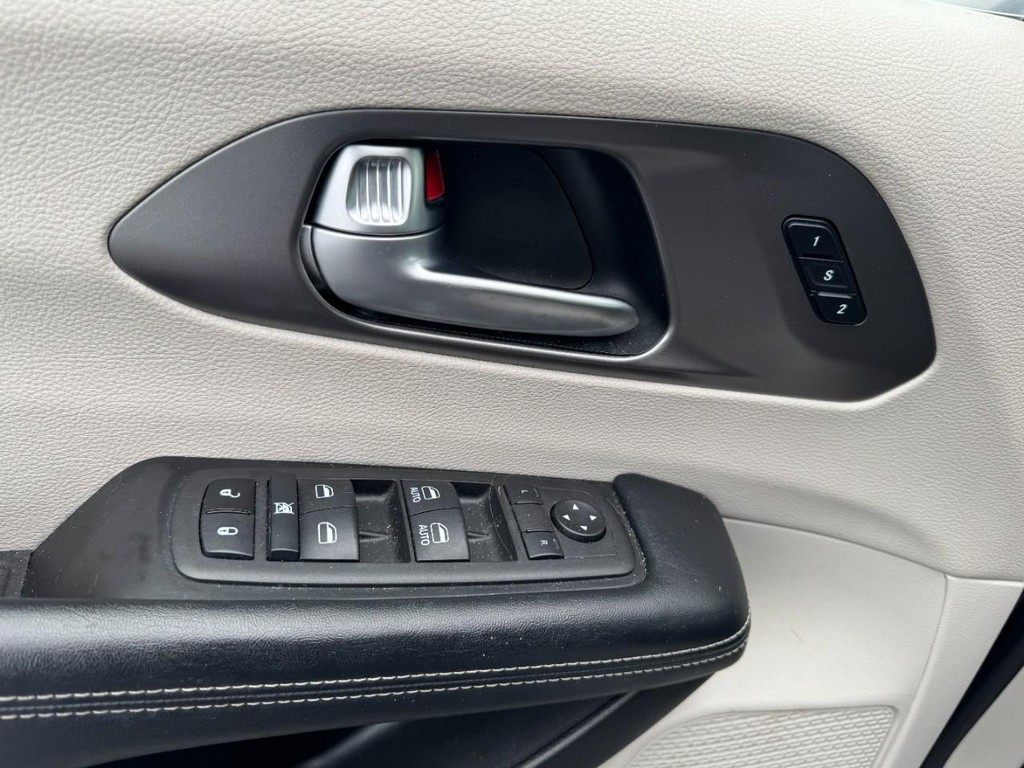 Chrysler Pacifica Vehicle Full-screen Gallery Image 12