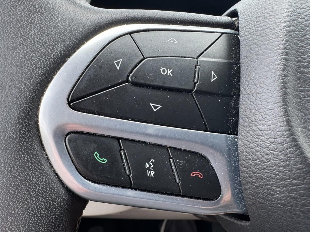 Chrysler Pacifica Vehicle Full-screen Gallery Image 13