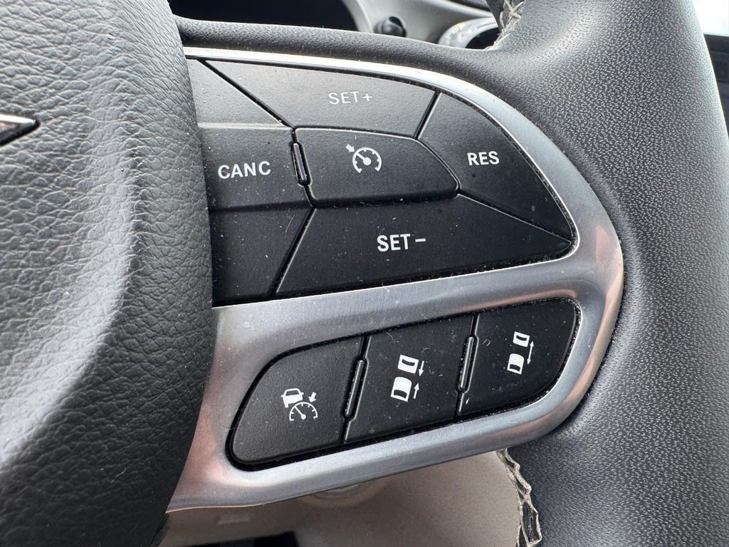 Chrysler Pacifica Vehicle Full-screen Gallery Image 14