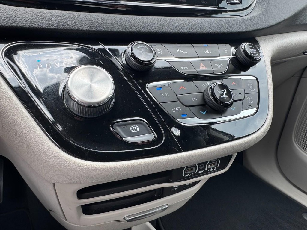 Chrysler Pacifica Vehicle Full-screen Gallery Image 15