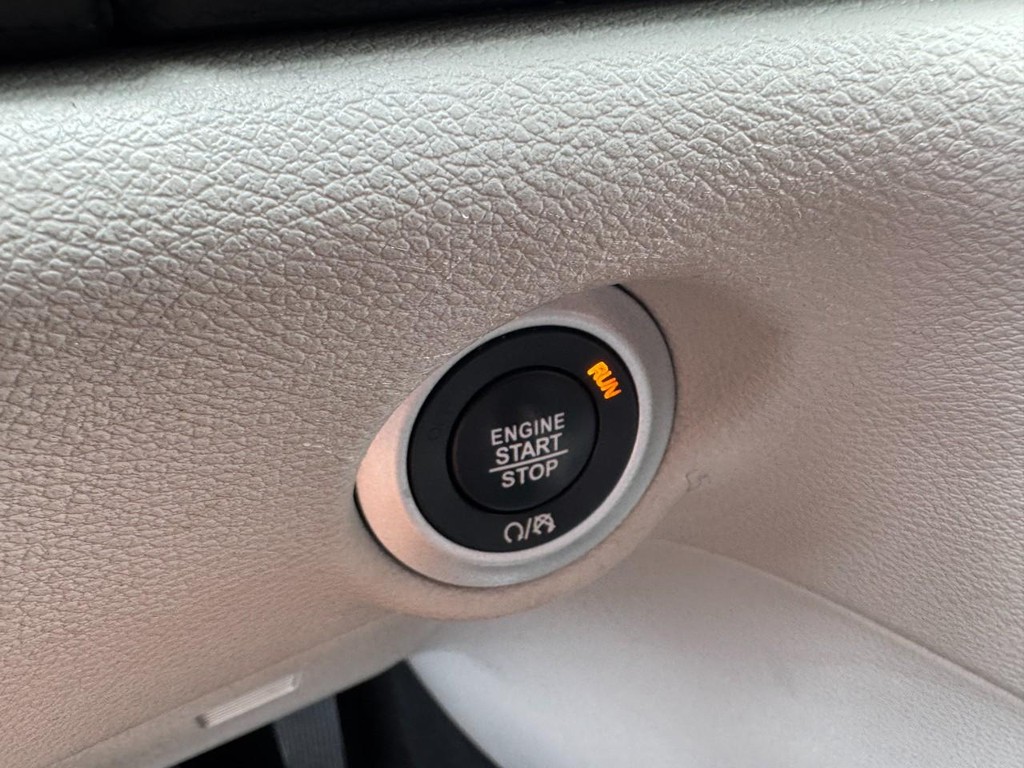 Chrysler Pacifica Vehicle Full-screen Gallery Image 18
