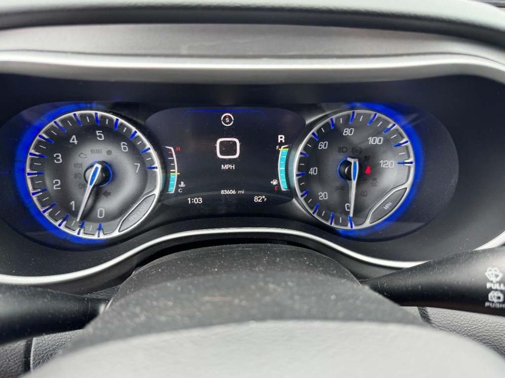 Chrysler Pacifica Vehicle Full-screen Gallery Image 19