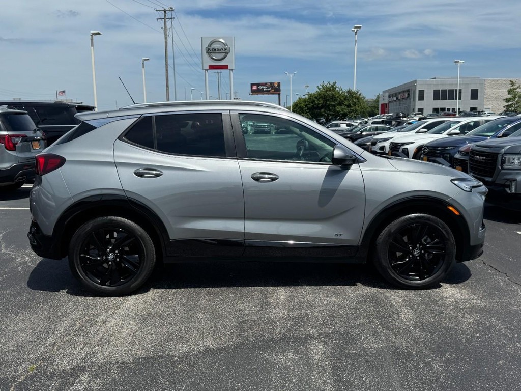 Buick Encore GX Vehicle Full-screen Gallery Image 02