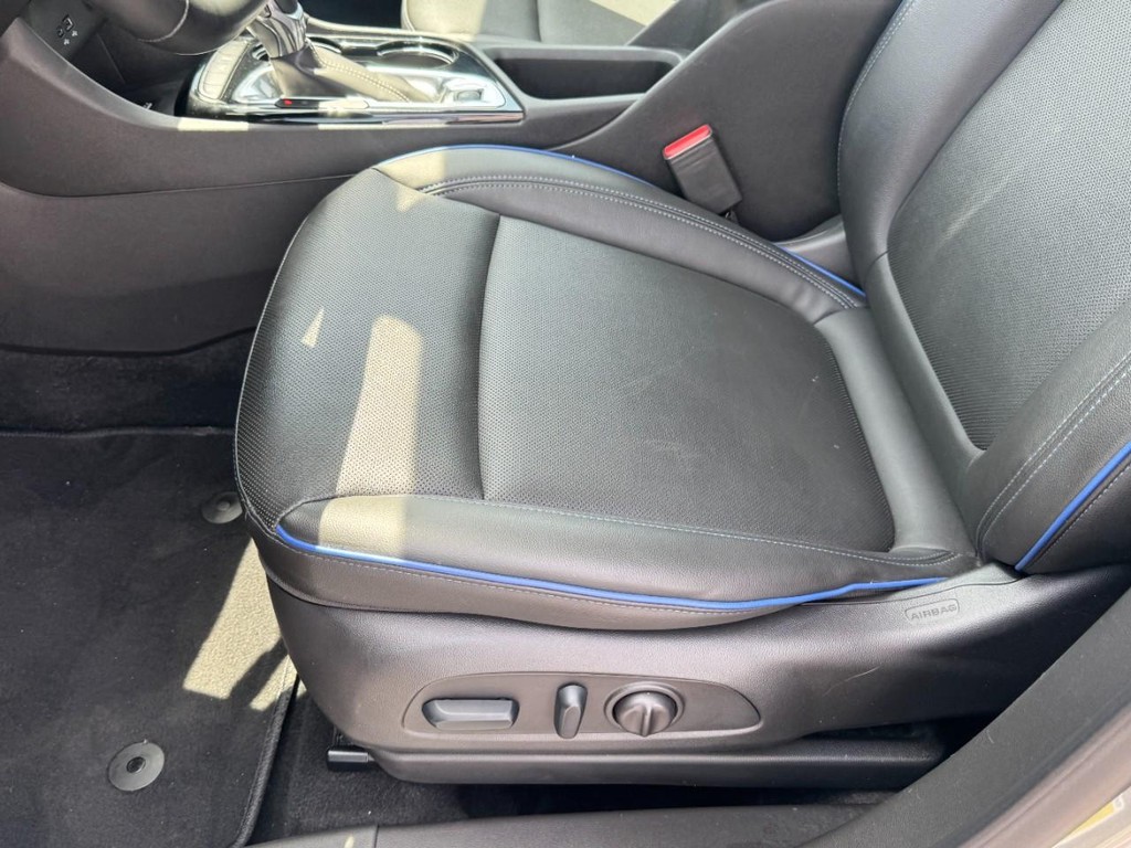 Buick Encore GX Vehicle Full-screen Gallery Image 14