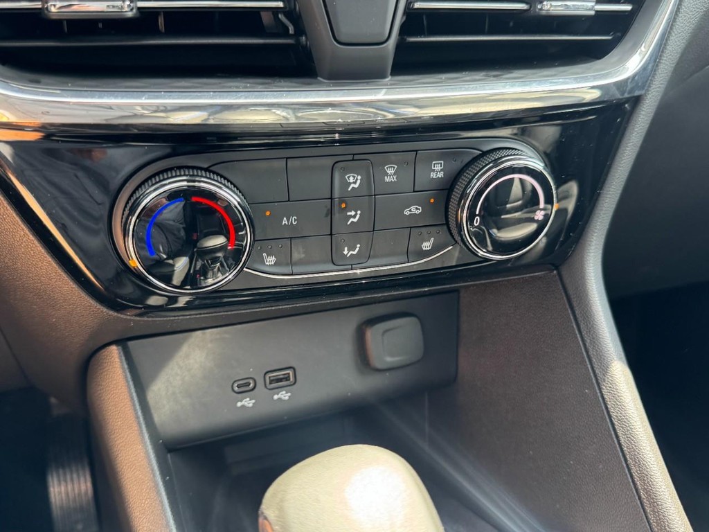 Buick Encore GX Vehicle Full-screen Gallery Image 18
