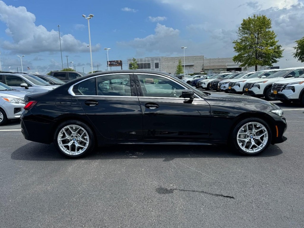 BMW 3 Series Vehicle Full-screen Gallery Image 02