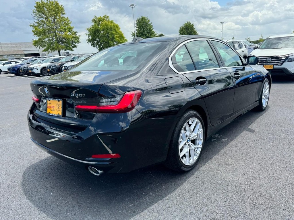 BMW 3 Series Vehicle Full-screen Gallery Image 03