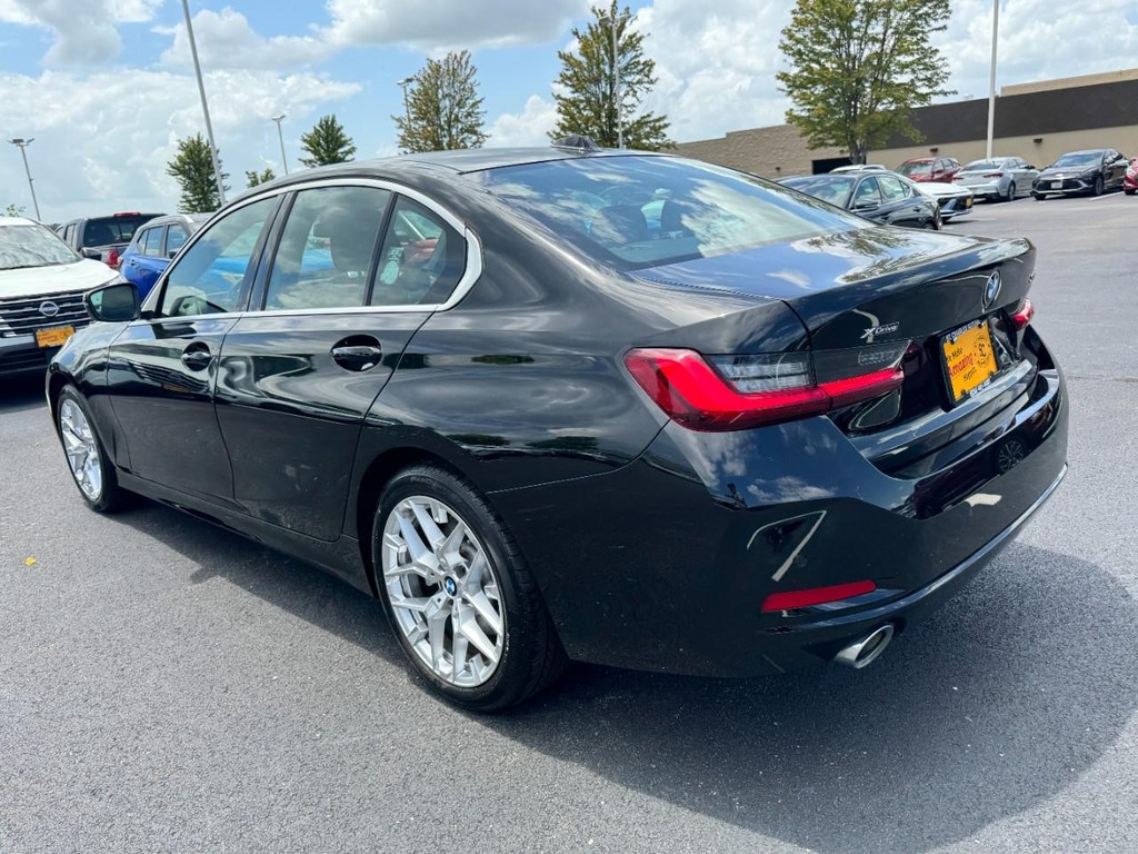 BMW 3 Series Vehicle Full-screen Gallery Image 05