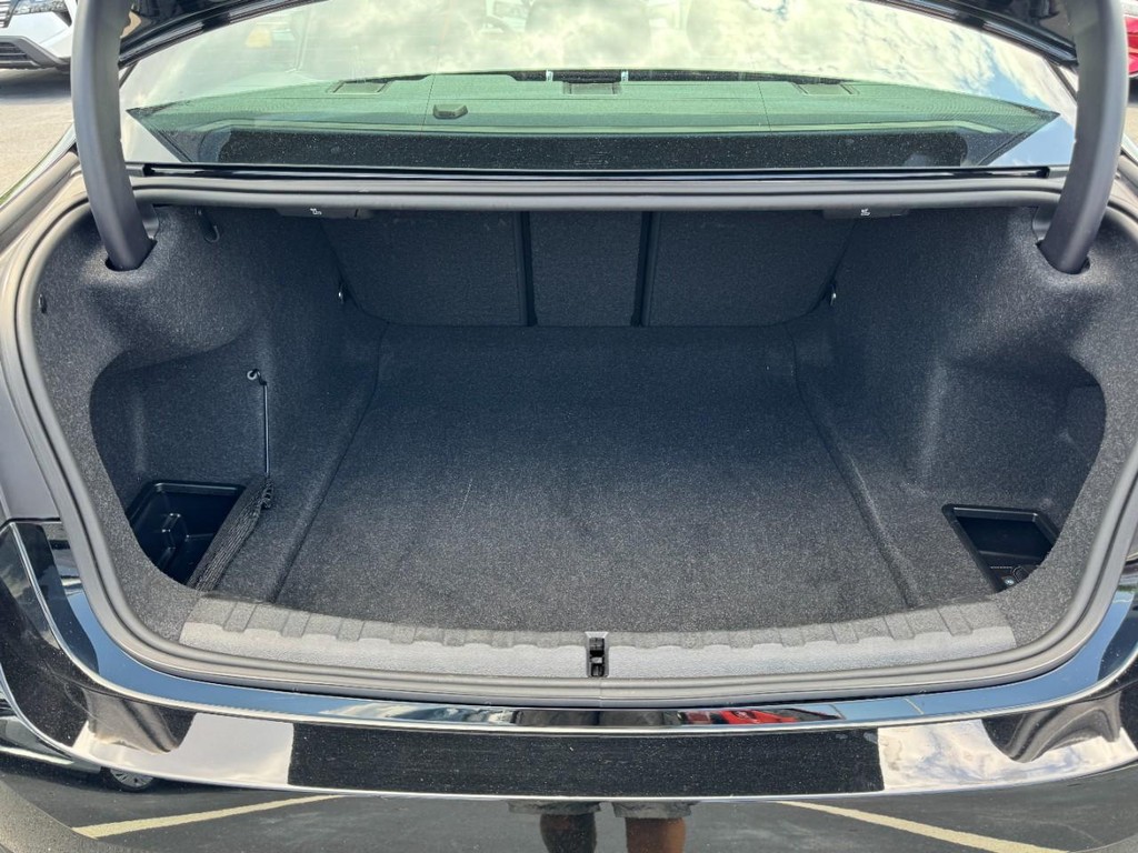 BMW 3 Series Vehicle Full-screen Gallery Image 06