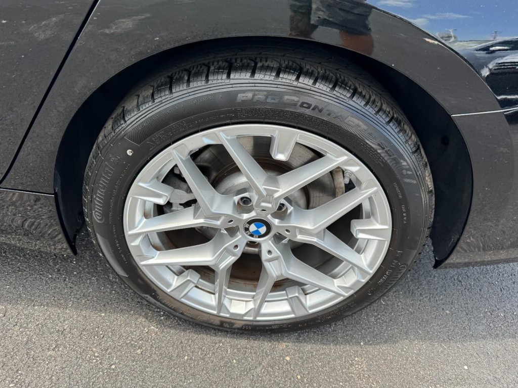BMW 3 Series Vehicle Full-screen Gallery Image 07