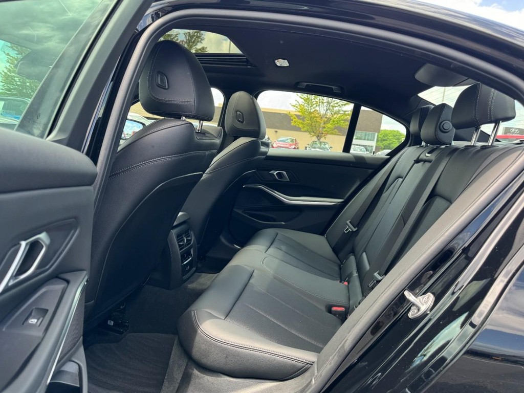 BMW 3 Series Vehicle Full-screen Gallery Image 10