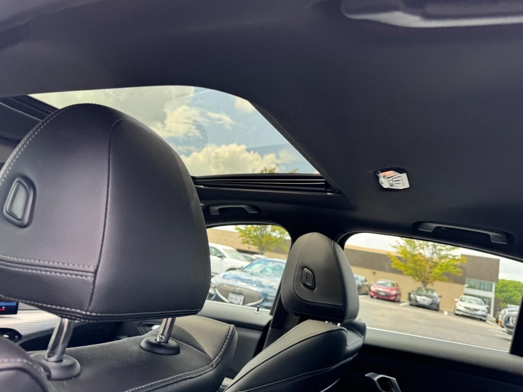 BMW 3 Series Vehicle Full-screen Gallery Image 11