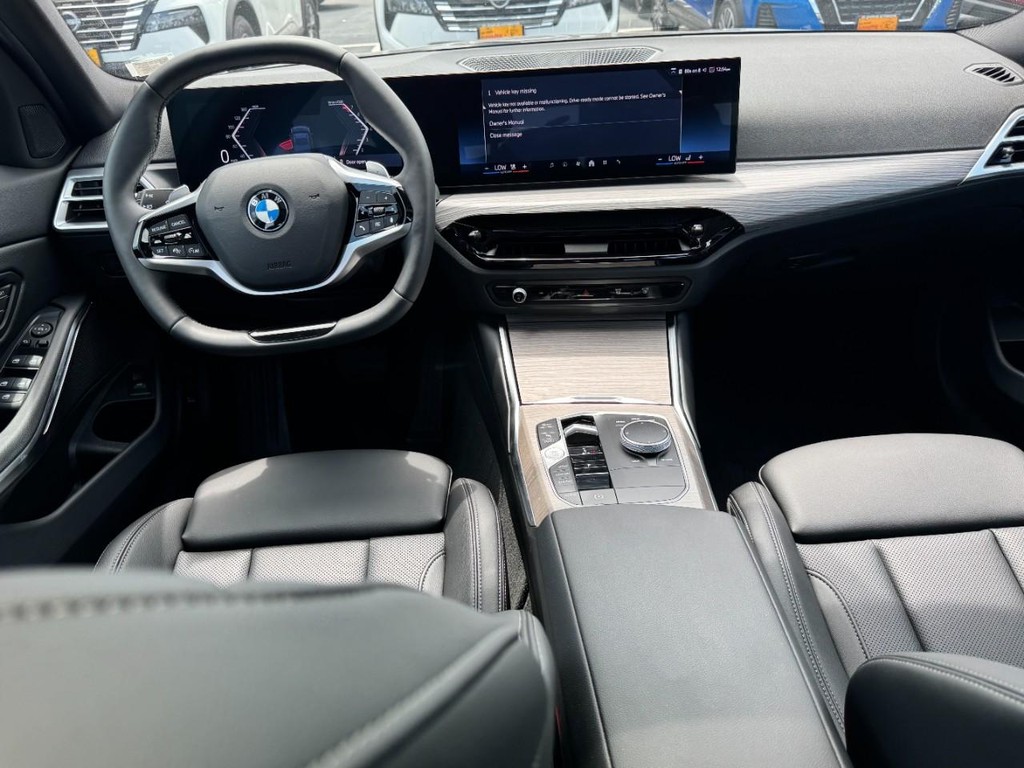 BMW 3 Series Vehicle Full-screen Gallery Image 12