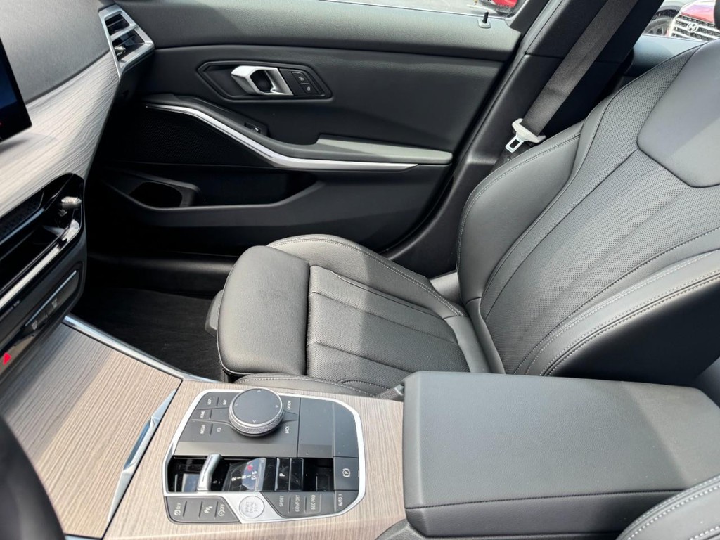 BMW 3 Series Vehicle Full-screen Gallery Image 14