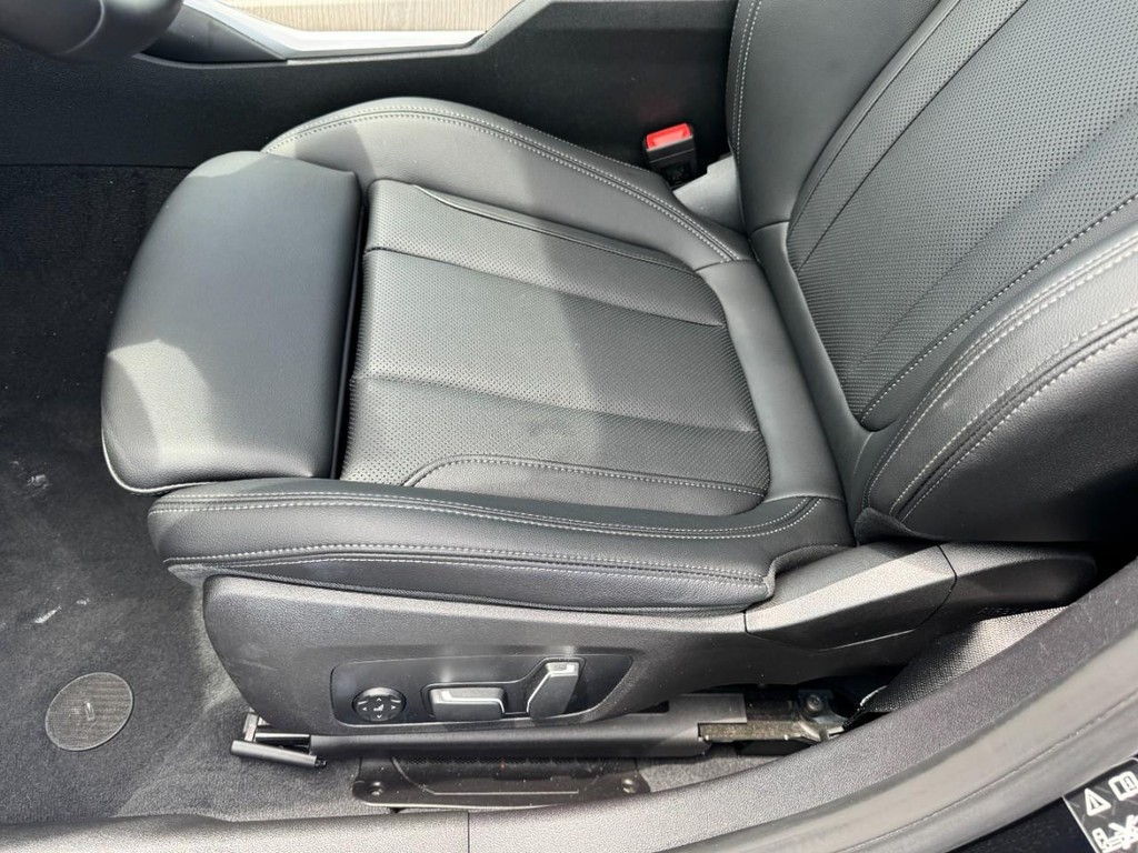 BMW 3 Series Vehicle Full-screen Gallery Image 15