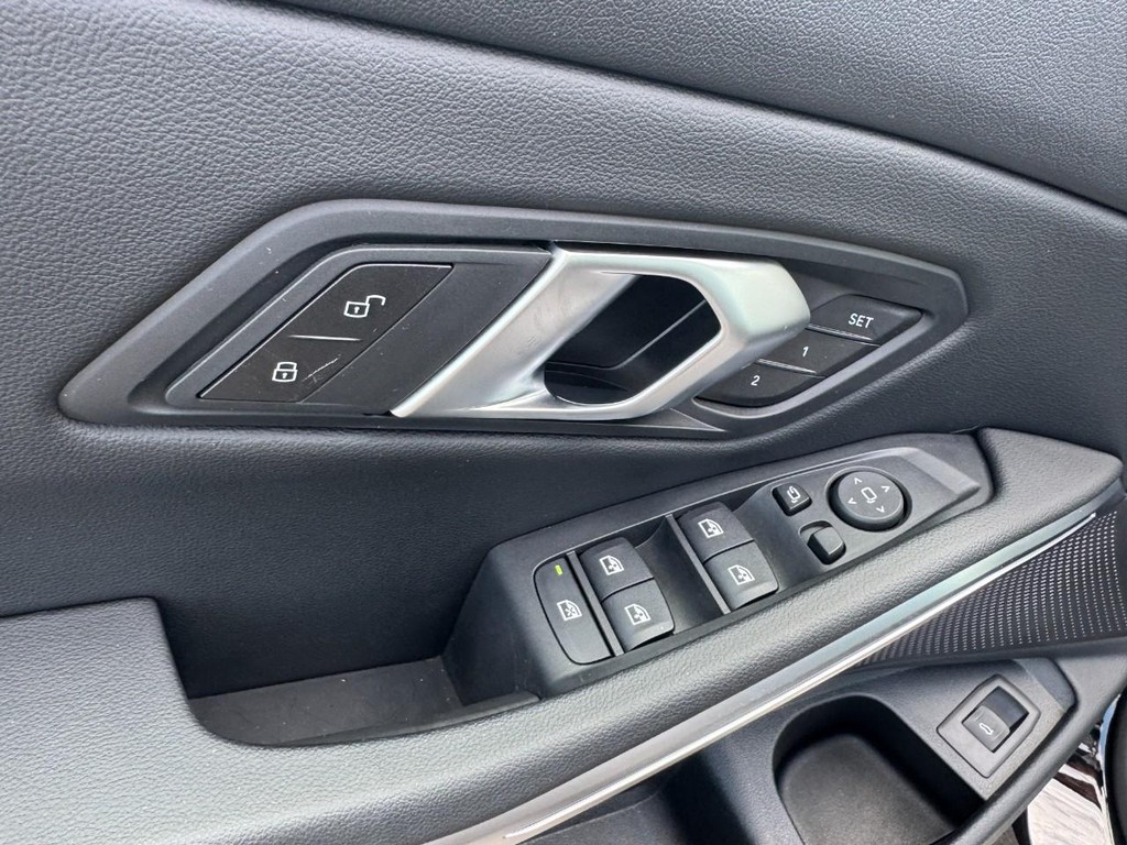 BMW 3 Series Vehicle Full-screen Gallery Image 16