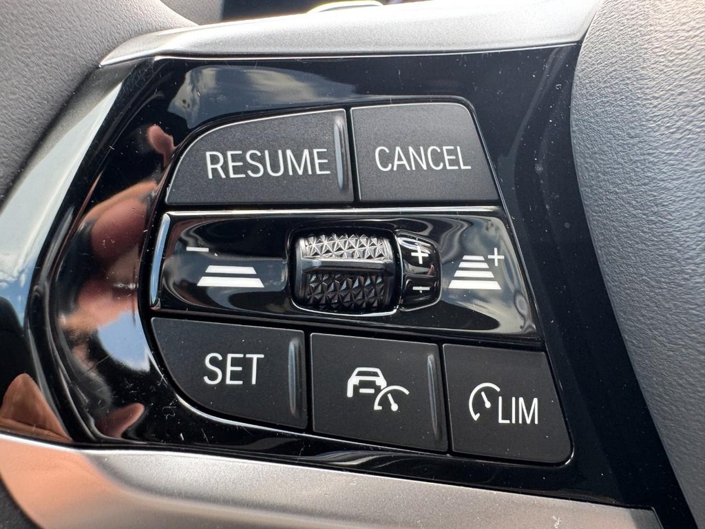 BMW 3 Series Vehicle Full-screen Gallery Image 17