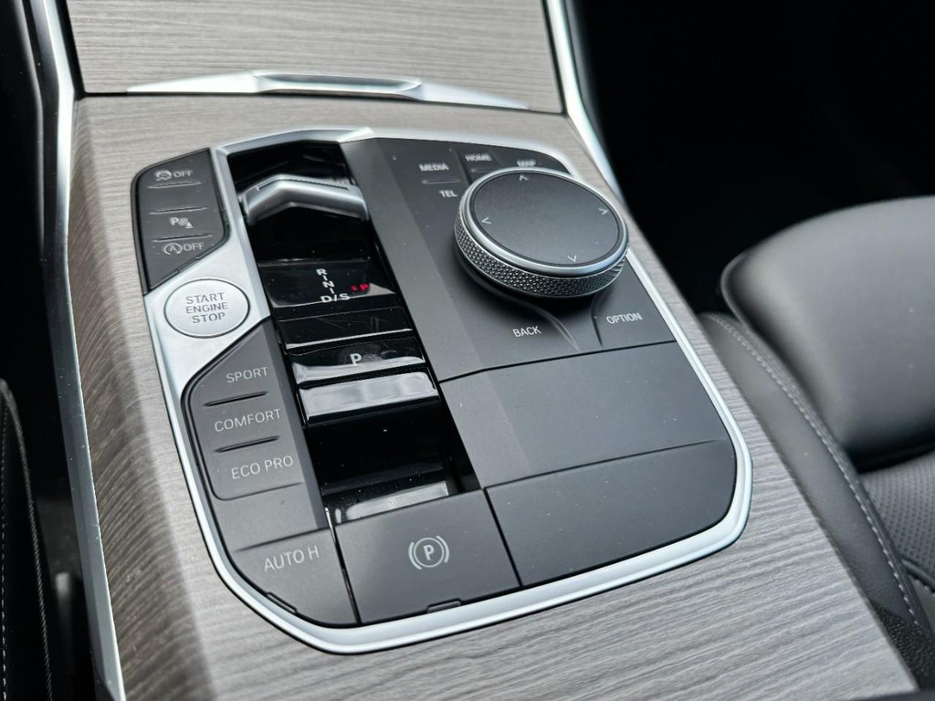 BMW 3 Series Vehicle Full-screen Gallery Image 19