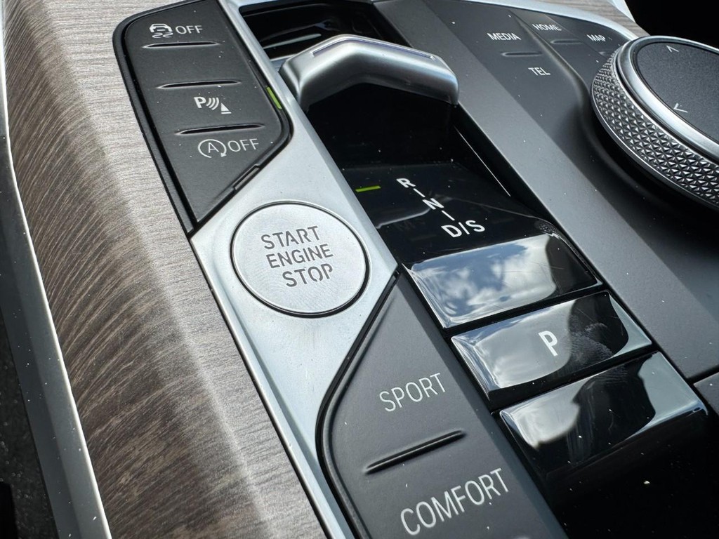 BMW 3 Series Vehicle Full-screen Gallery Image 23