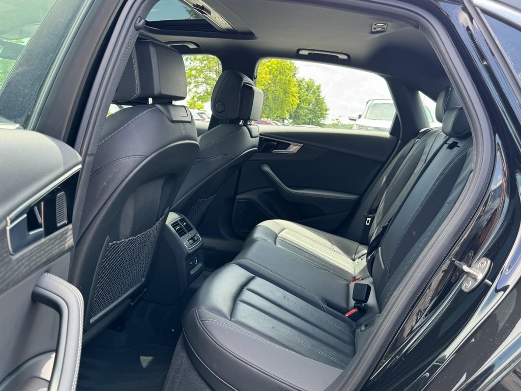 Audi A4 Sedan Vehicle Full-screen Gallery Image 10