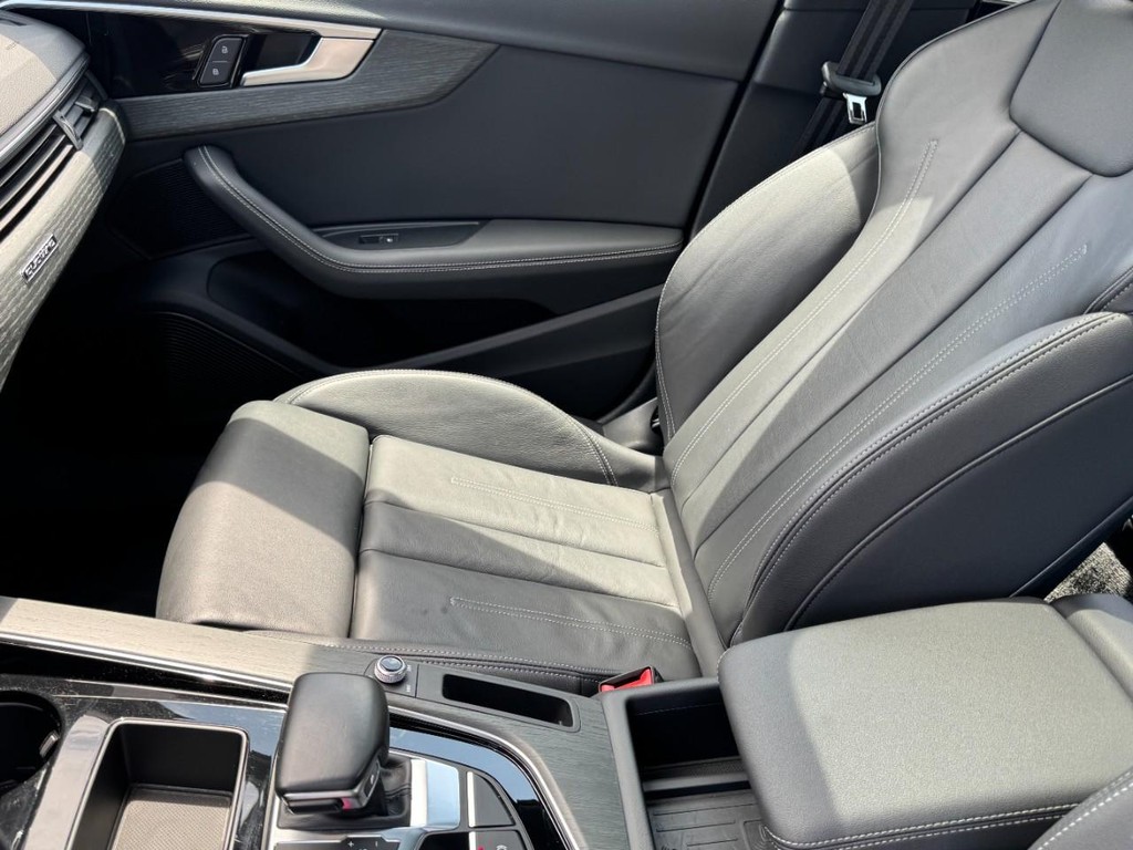 Audi A4 Sedan Vehicle Full-screen Gallery Image 14