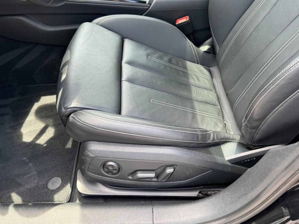 Audi A4 Sedan Vehicle Full-screen Gallery Image 15