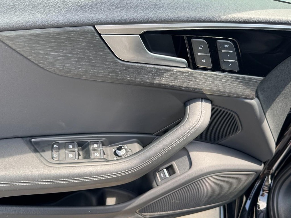 Audi A4 Sedan Vehicle Full-screen Gallery Image 16