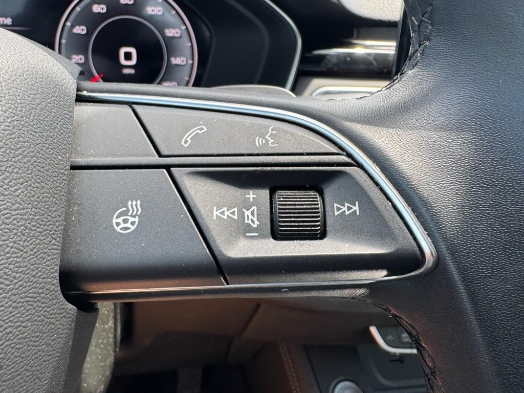 Audi A4 Sedan Vehicle Full-screen Gallery Image 18