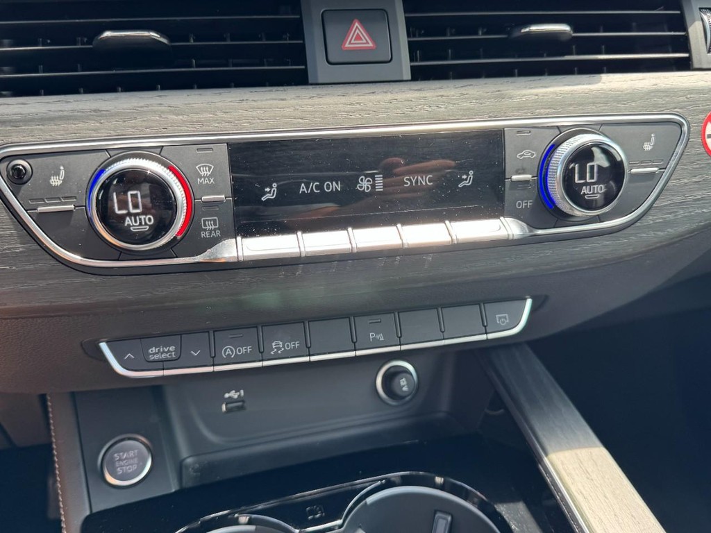 Audi A4 Sedan Vehicle Full-screen Gallery Image 19