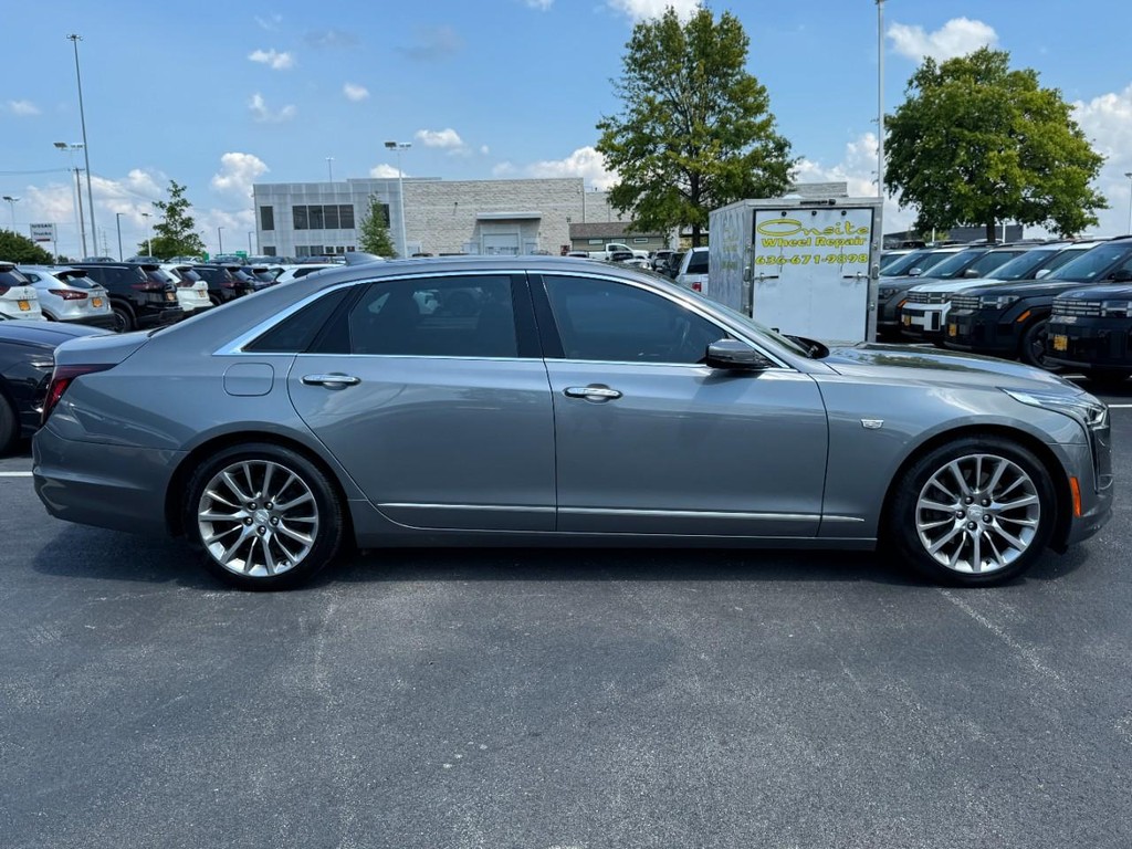 Cadillac CT6 Sedan Vehicle Full-screen Gallery Image 02