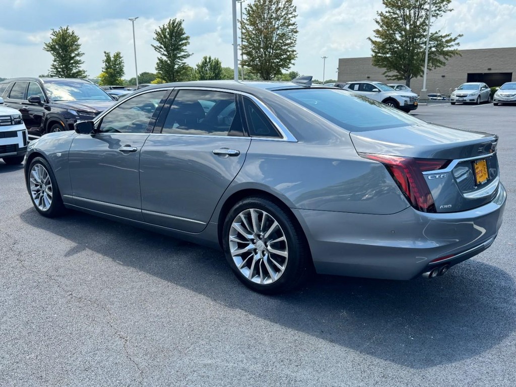 Cadillac CT6 Sedan Vehicle Full-screen Gallery Image 05