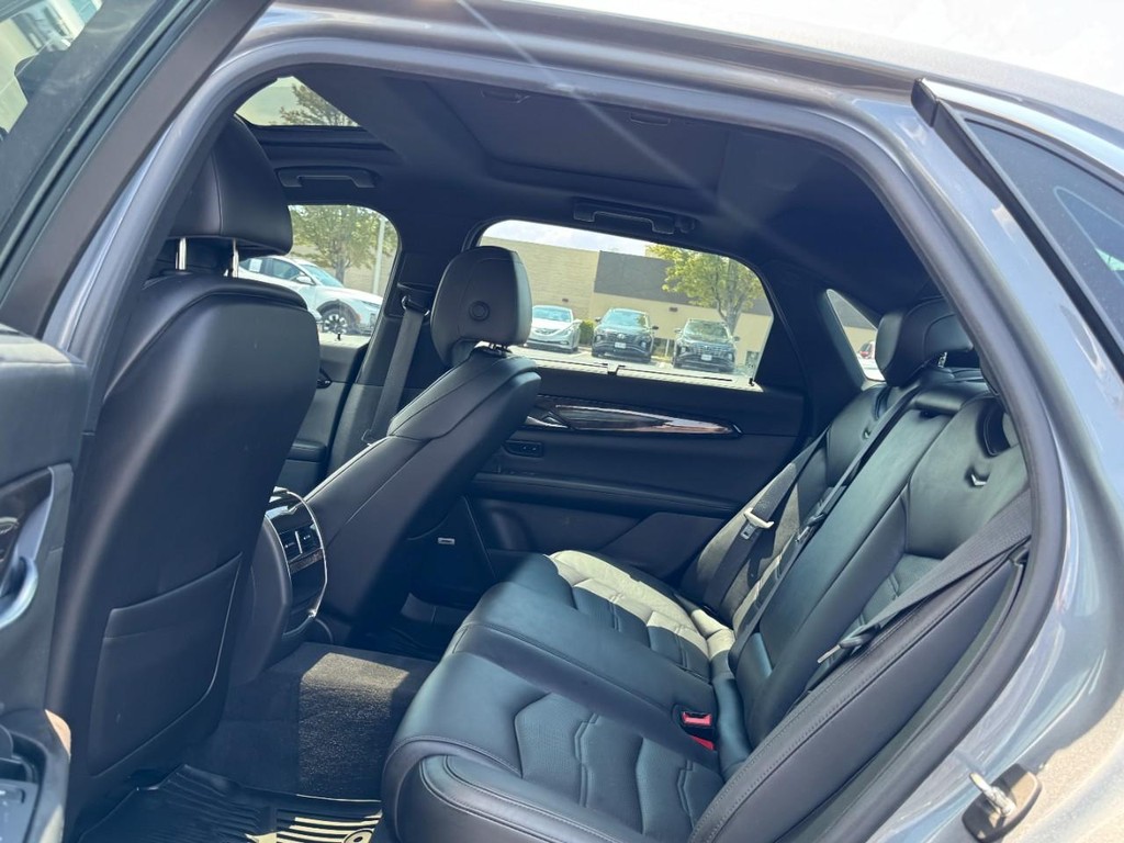 Cadillac CT6 Sedan Vehicle Full-screen Gallery Image 10