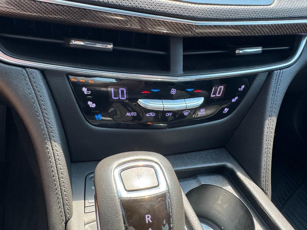 Cadillac CT6 Sedan Vehicle Full-screen Gallery Image 19