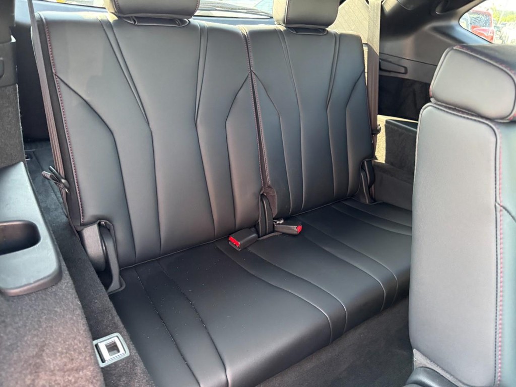 Acura MDX Vehicle Full-screen Gallery Image 11