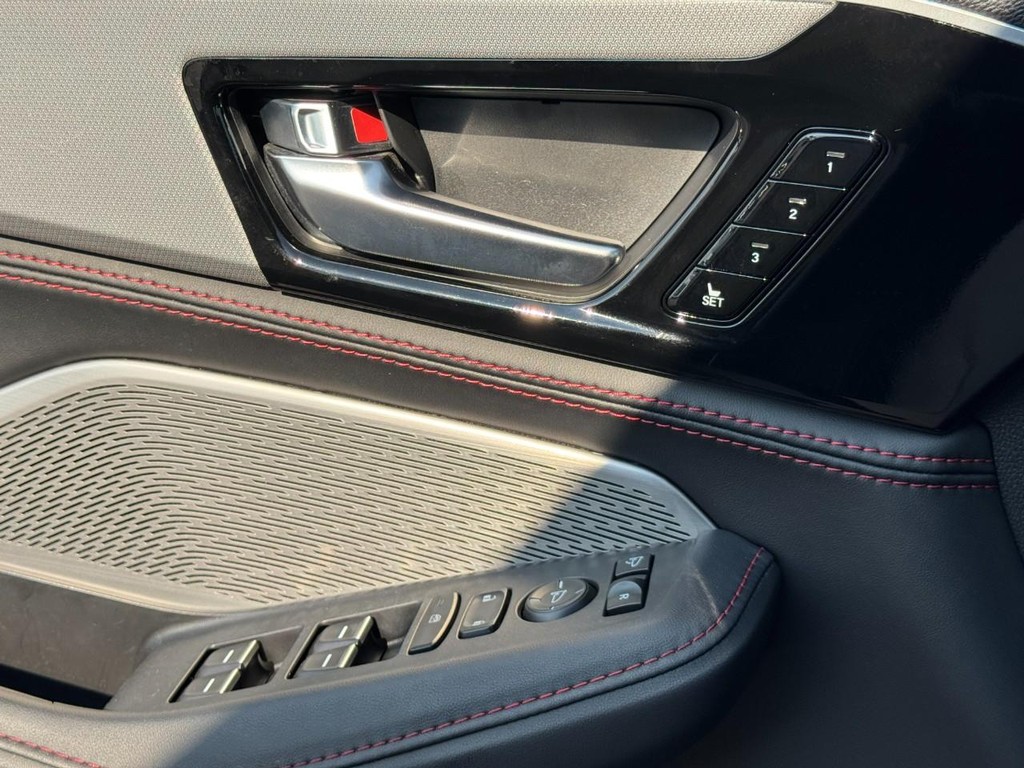 Acura MDX Vehicle Full-screen Gallery Image 25
