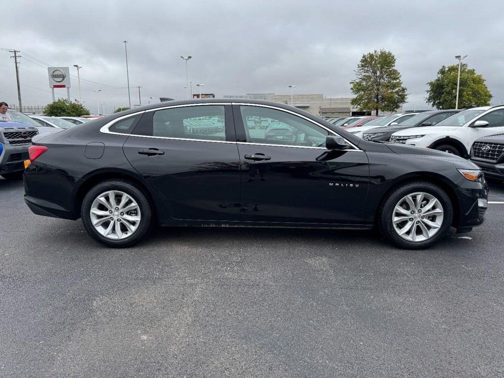 Chevrolet Malibu Vehicle Full-screen Gallery Image 02