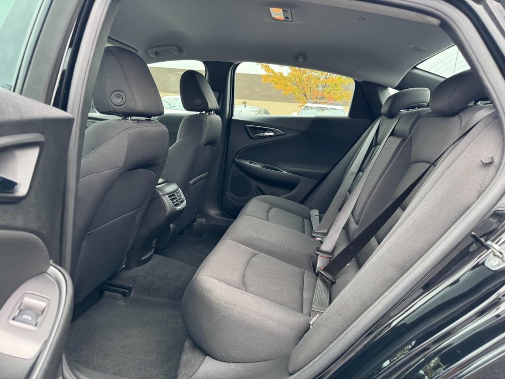 Chevrolet Malibu Vehicle Full-screen Gallery Image 10