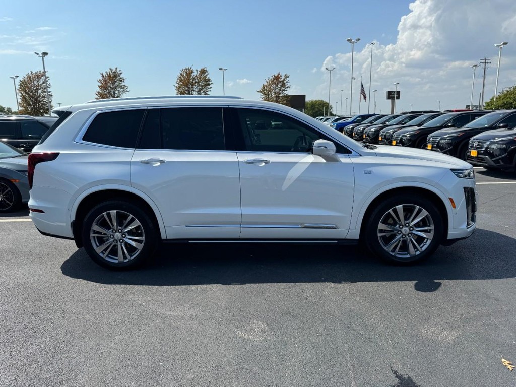 Cadillac XT6 Vehicle Full-screen Gallery Image 02