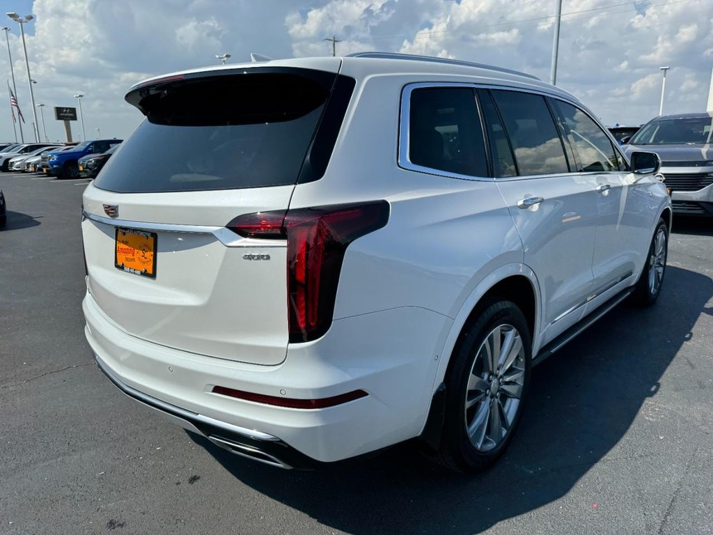 Cadillac XT6 Vehicle Full-screen Gallery Image 03