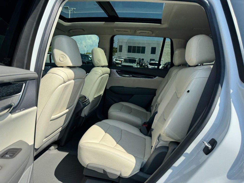 Cadillac XT6 Vehicle Full-screen Gallery Image 10