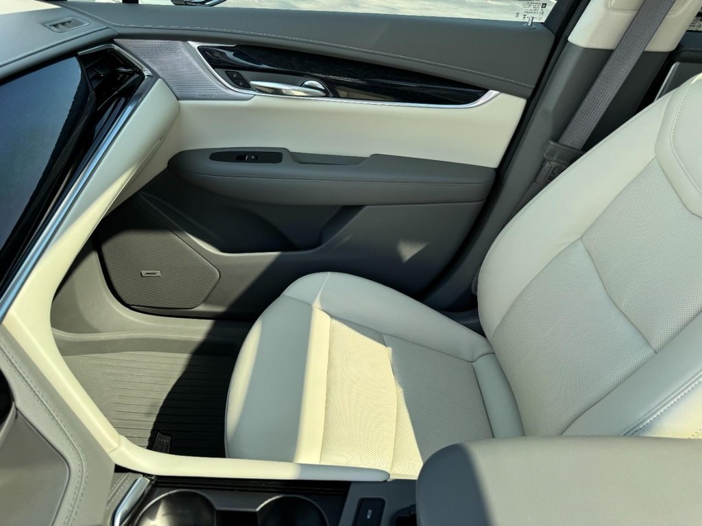 Cadillac XT6 Vehicle Full-screen Gallery Image 15