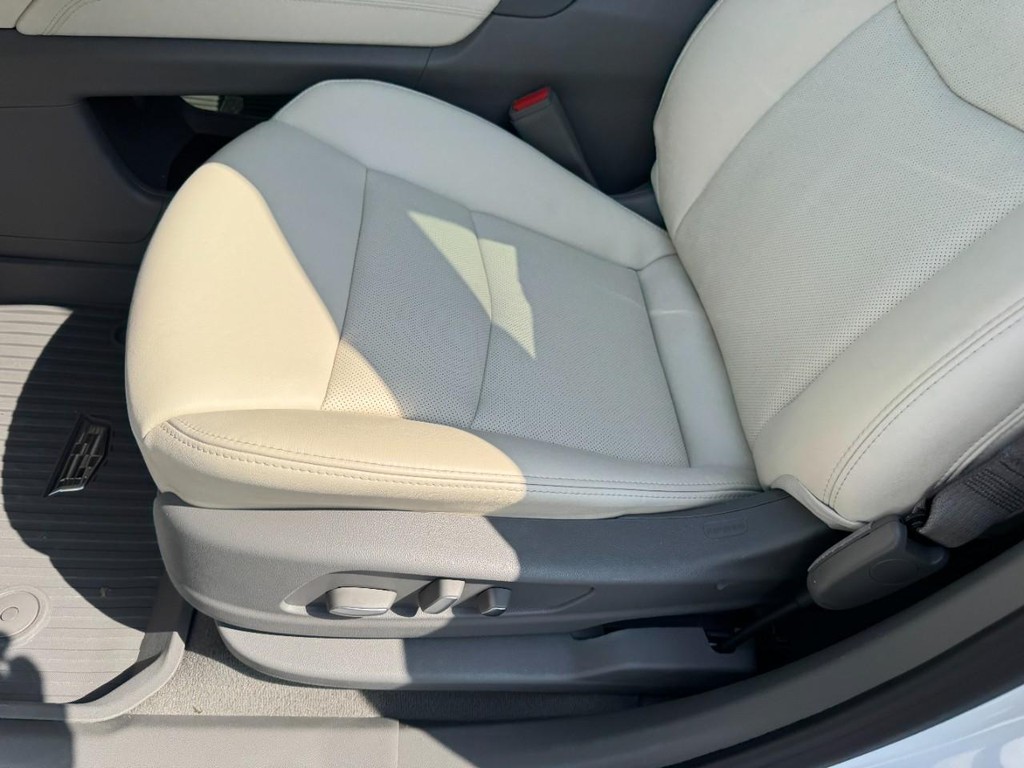 Cadillac XT6 Vehicle Full-screen Gallery Image 16