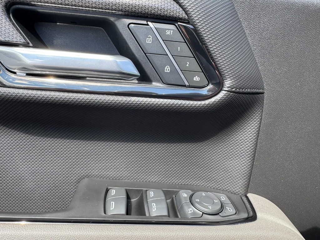 Chevrolet Silverado 1500 Vehicle Full-screen Gallery Image 16